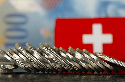 Bandiera svizzera e franchi svizzeri